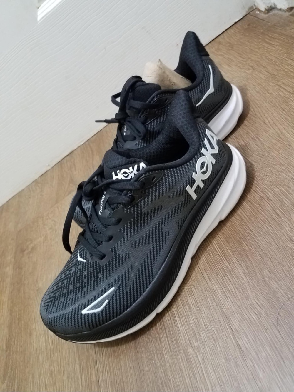 Hoka One One Clifton 9 mens sneakers size 8